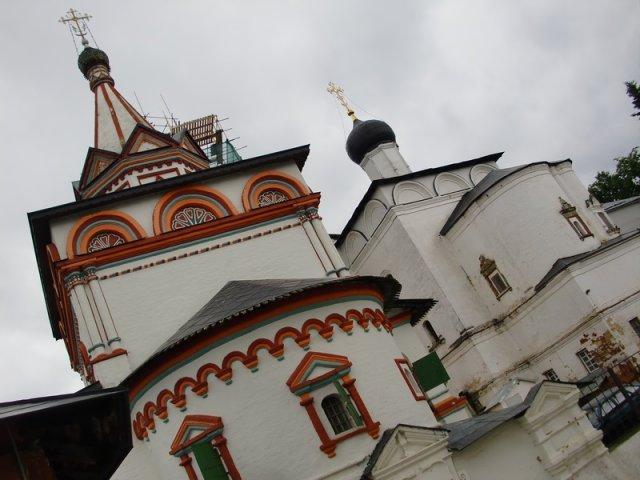 Саввино-Старожевский монастырь расположен в городе Звенигород, 60 км. от Москвы, это одна из жемчужин Русской архитектуры 15-17 века, бывшая летняя резиденция царя Алексея Романова