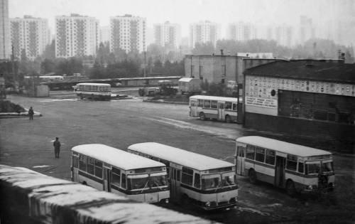 В марте 1968 года в связи с началом строительства нынешнего Белого дома, 1-й автобусный парк, полностью переведен с Дружинниковской улицы на улицу Введенского
